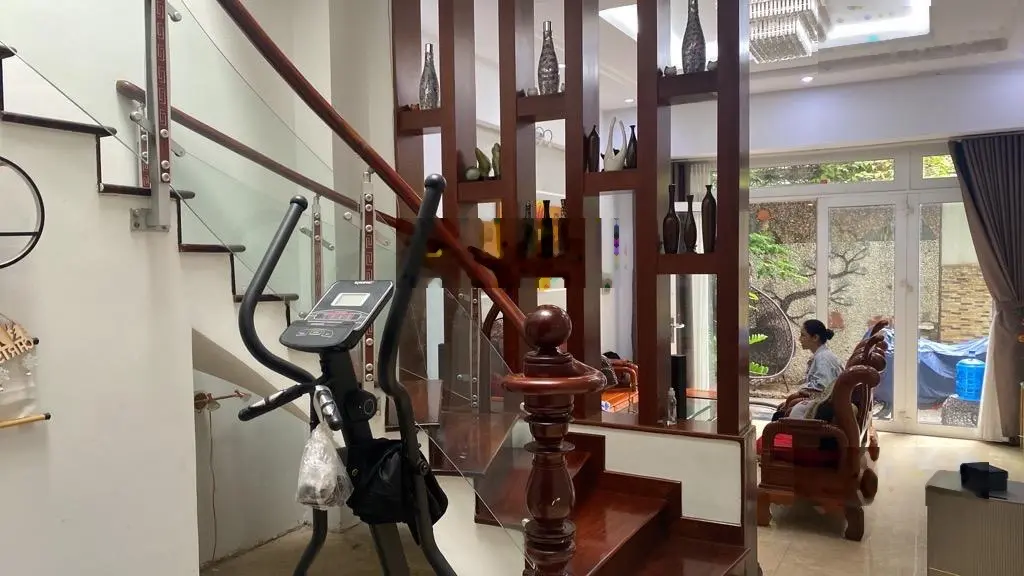 Gấp rẻ 2 tỷ. bán nhà mặt tiền 4 tầng, (6mx20m), tặng nội thất 2 tỷ, đường phạm thế hiển, quận 8