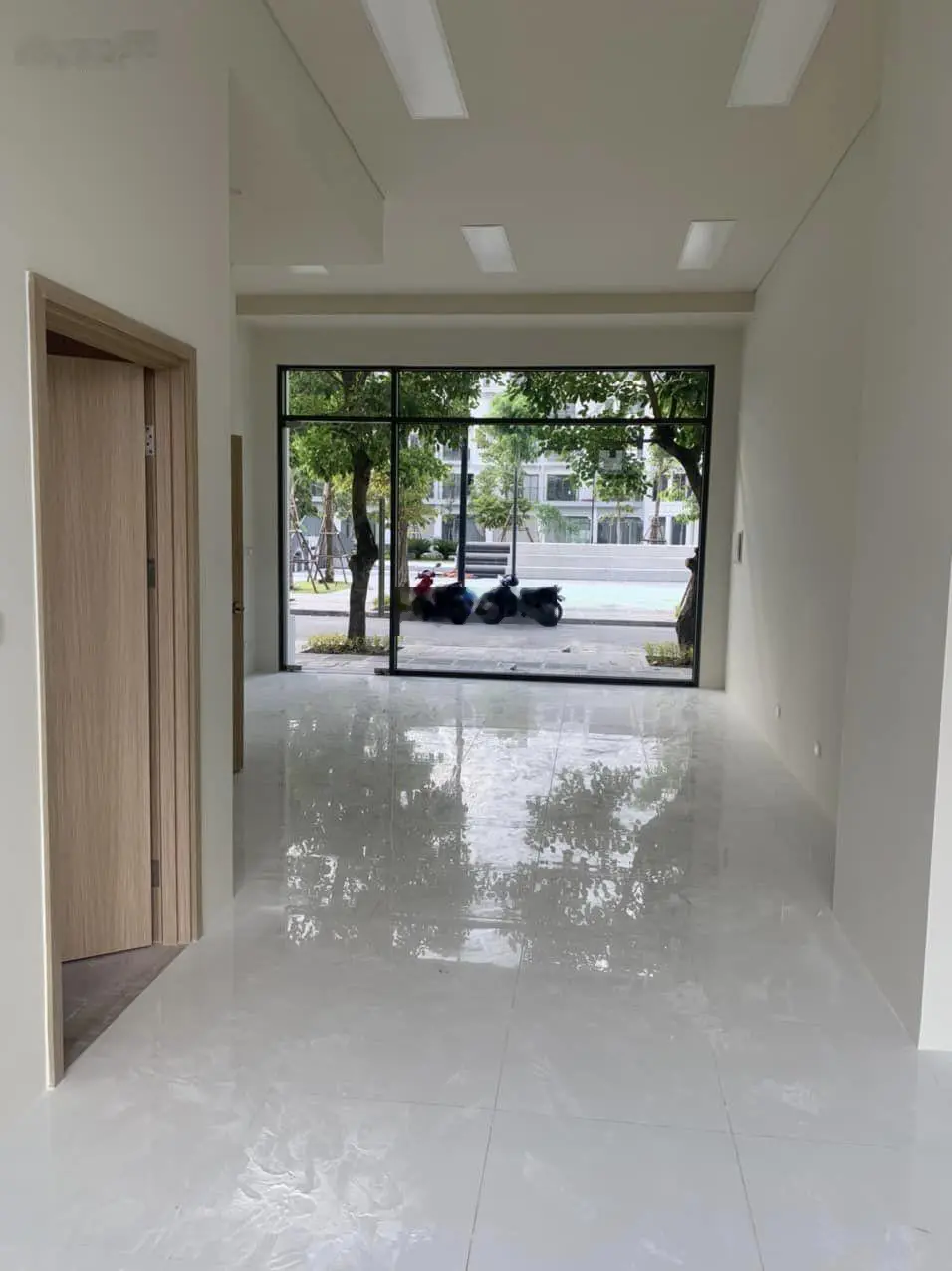 Bán căn shophouse The Manor Nguyễn Xiển, 75m2, 2 mặt tiền, công viên trước nhà
