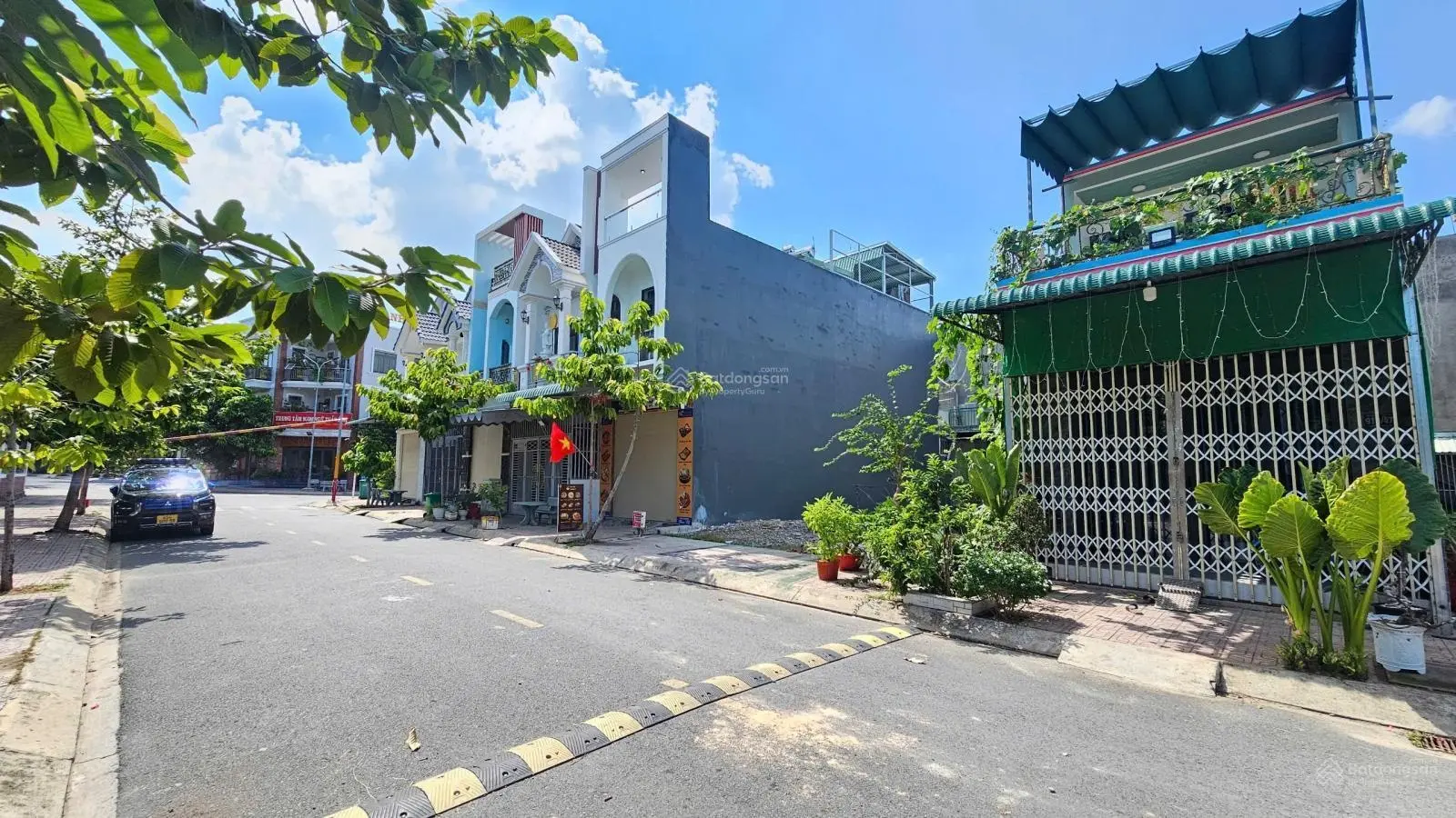 Nhà mẫu hiện đại, mặt tiền công viên thoáng mát
