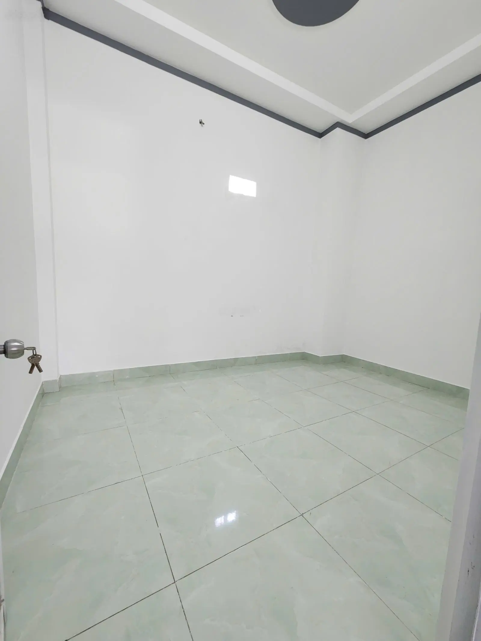 Nhà rẻ 2tỷ890, 63m2 nhà 1 trệt 1 lầu có sân ô tô, phòng ngủ dưới cạnh vòng xoay An Phú, Thuận An