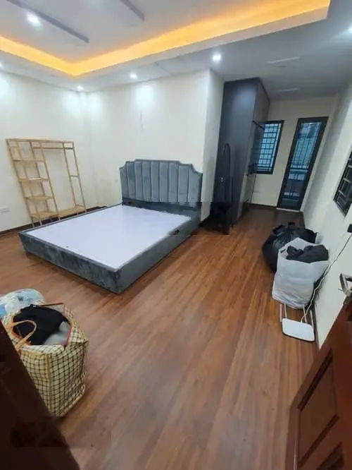 Bán nhà riêng VF3 đỗ cửa tại Nguyễn Đình Hoàn, 7,5 tỷ, 35m2, 5 tầng, 3PN, 4WC