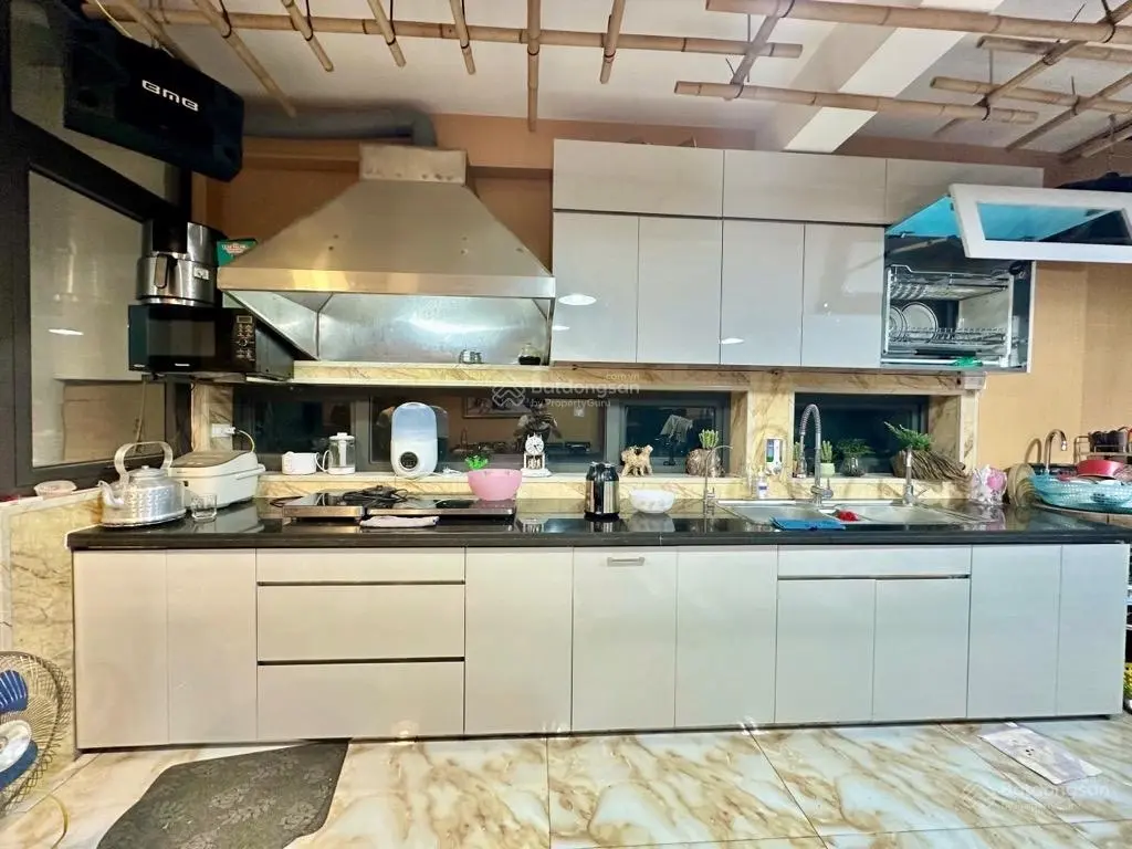 Nhà đẹp ô tô đỗ vào nhà viw hồ thoáng sáng giá hấp dẫn. Gần hồ linh Quang