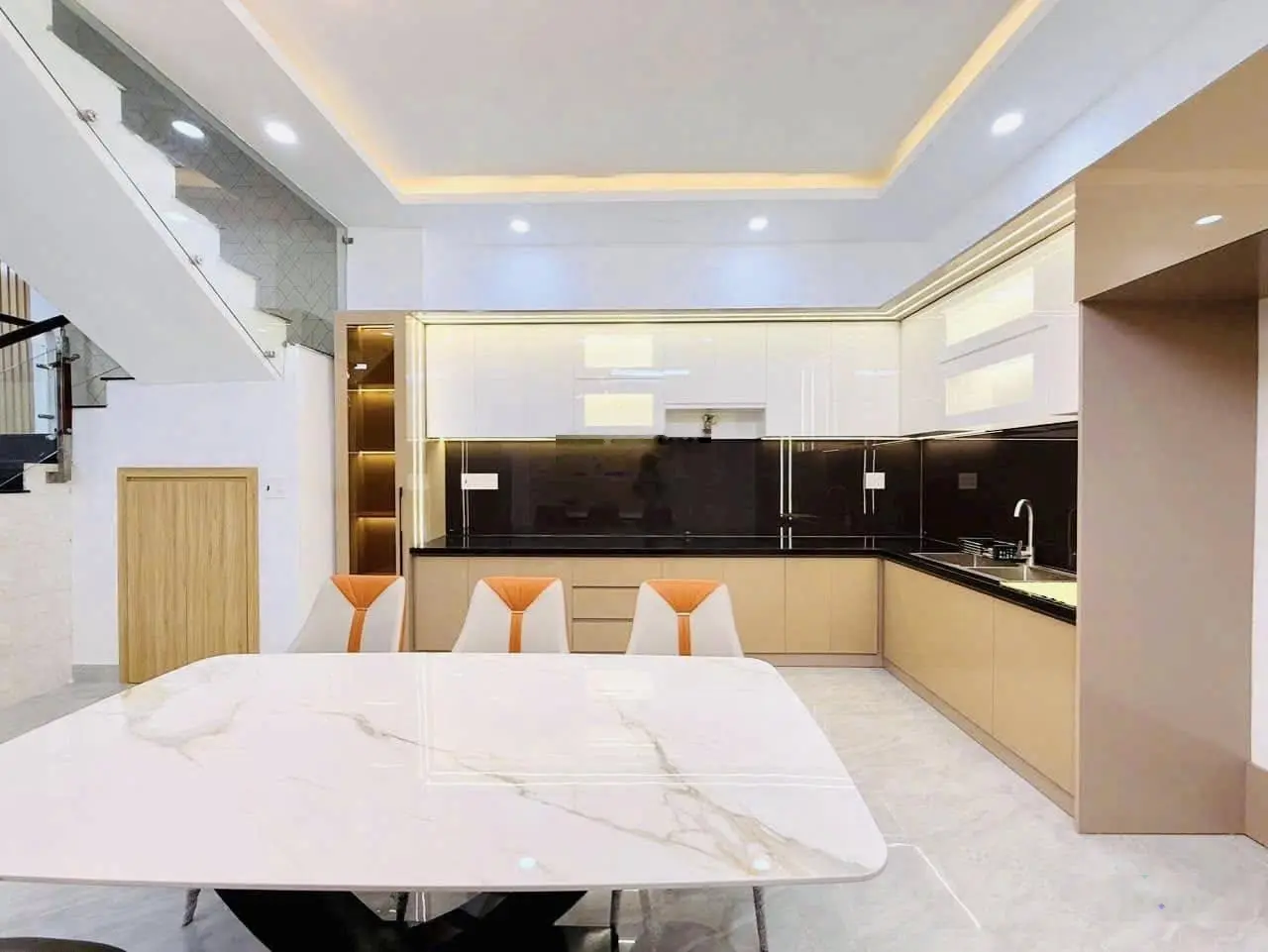 Hót, Bán nhà MT 7A Thành Thái, P14 Quận 10, Dt 65m2, 1 trệt 1 lầu, Sổ hồng riêng, Giá 3 tỷ 550