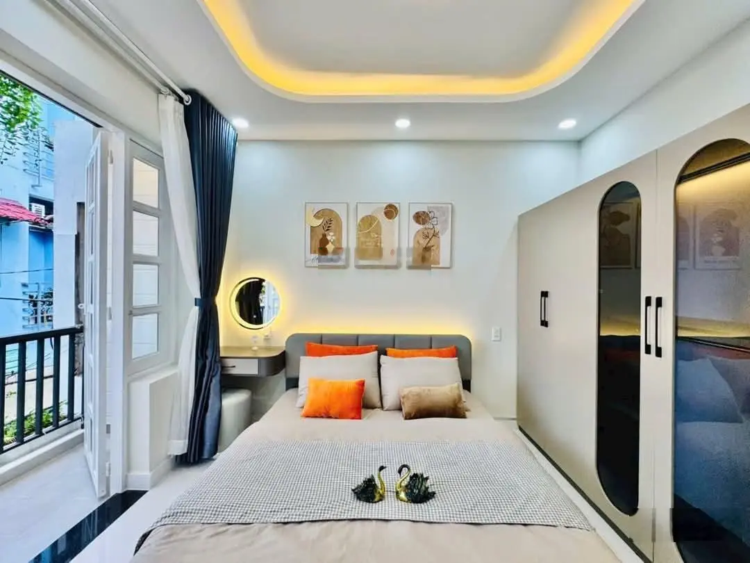 Bán gấp nhà đẹp Sư Vạn Hạnh, P12, Q10. Xây 1 trệt 2 lầu, 80m². Hẻm oto 5m, ra Vạn Hạnh Mall 3 phút