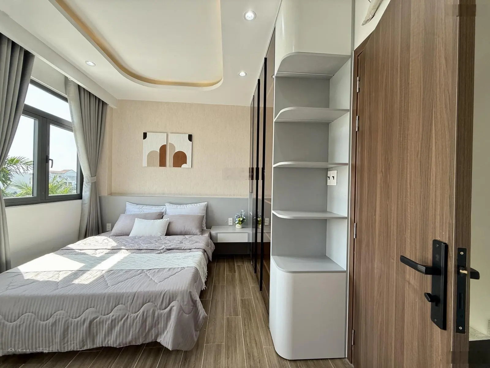 Nhà ngay ngã tư ga, sát bên chợ Cầu Đồng, DT:5,2X10M, Lửng, 3Lầu, 4PN, Gara ô tô, Sân thượng.