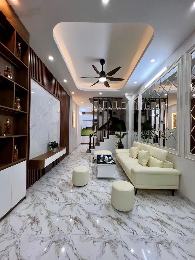 Bán nhà Hoàng Mai, gần oto đỗ, tặng full nội thất, dân xây 6 PN siêu chắc chắn, sau QH cách phố 5m