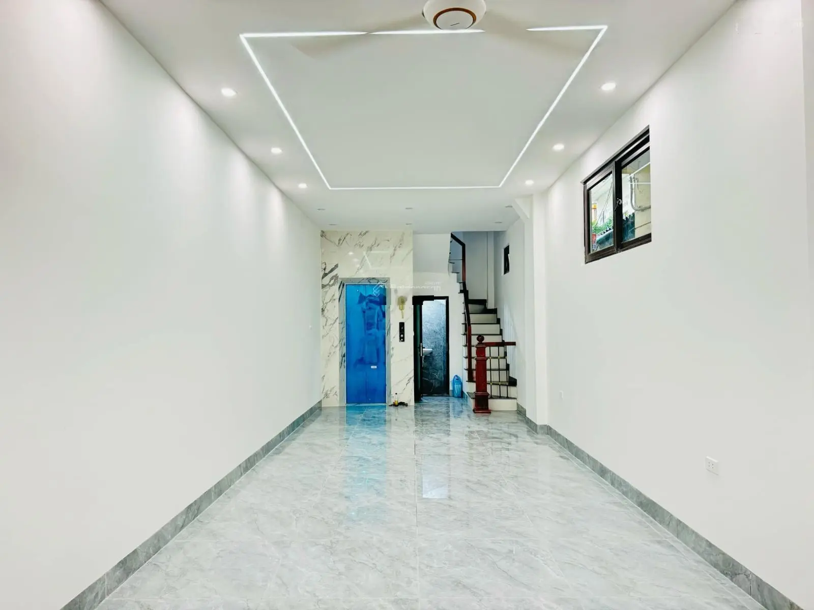 Bán Nhà 310Nghi Tàm 35m2, 5Tầng Thang Máy Nở Hậu Giá 7,3 Tỷ Đg ÔTô Đỗ Cửa