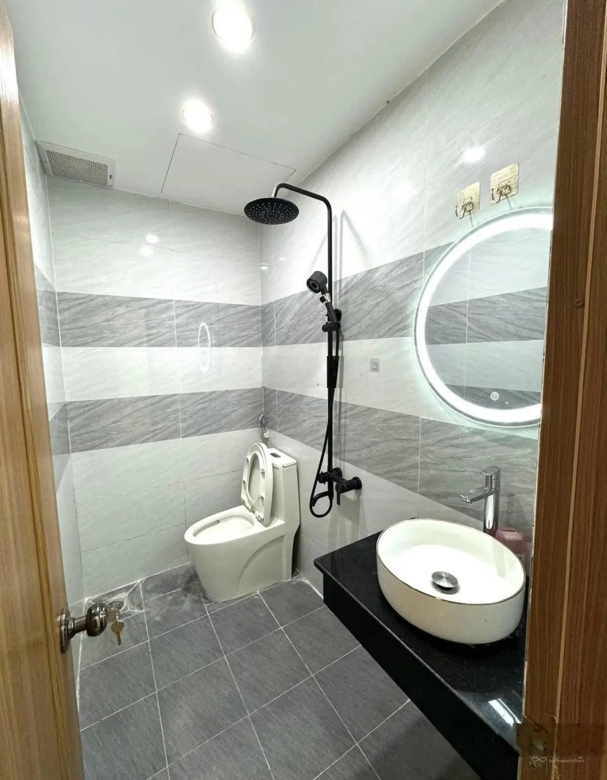 Bán gấp nhà Nguyễn Gia Trí, P25, Bình Thạnh. giá 2,4 tỷ,SHR, pháp lí chuẩn. Nhà mới bao đẹp