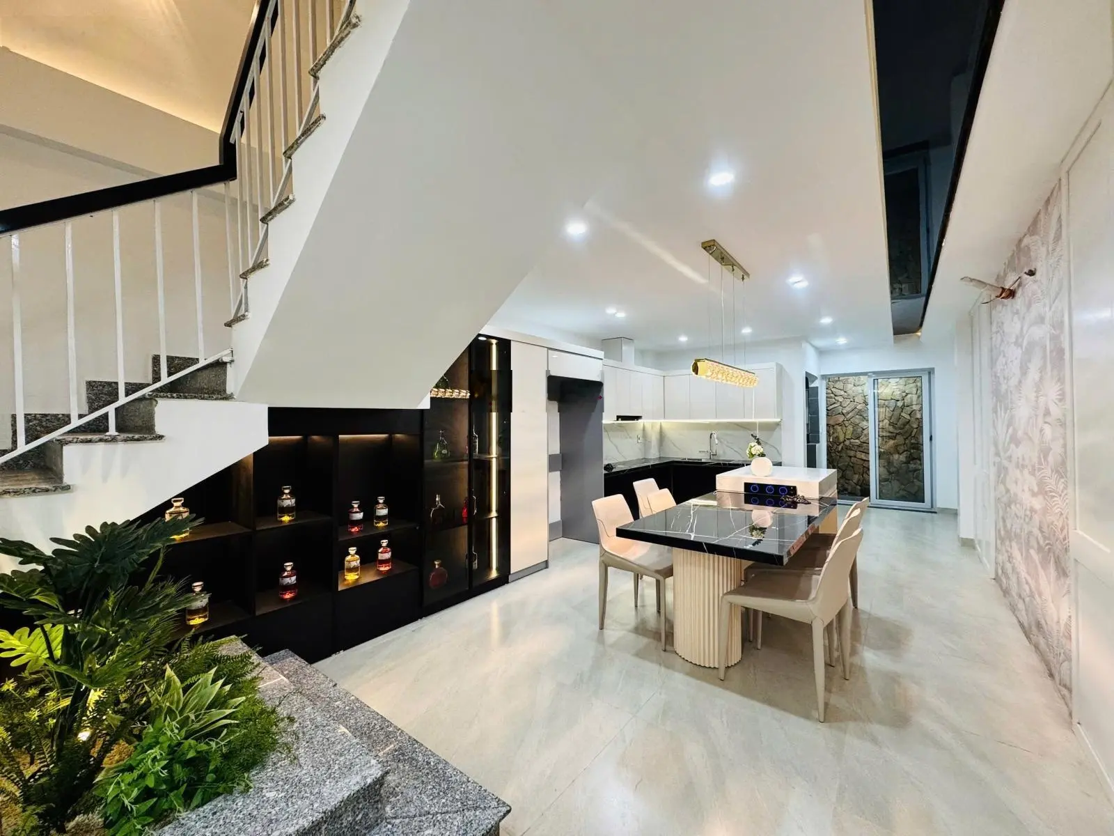 Bán nhà villa sân vườn 90m2 tuyệt đẹp. Full nội thất. phố Hai Bà Trưng