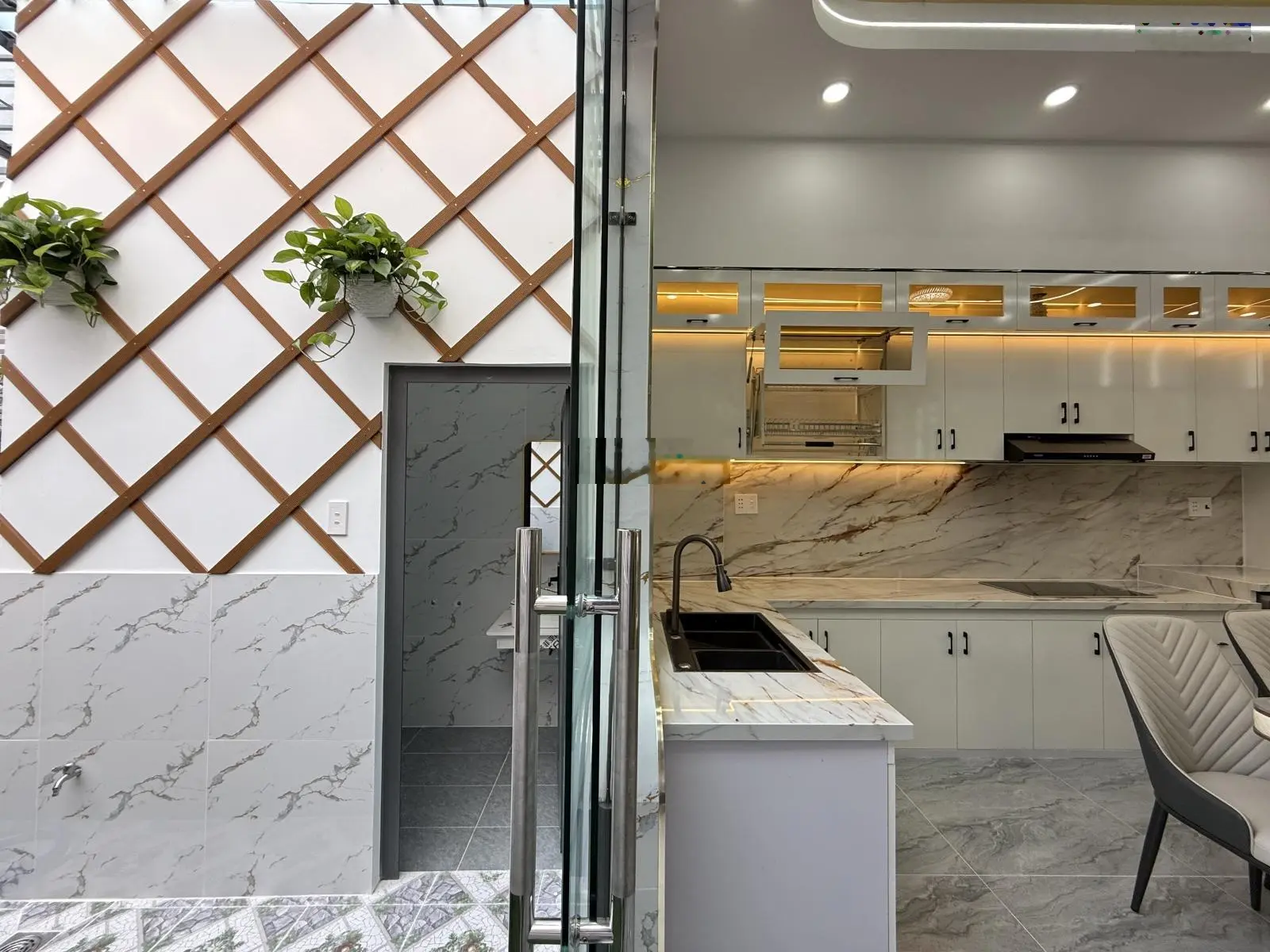 Nhà mặt tiền đường thông sẹc ngắn Hà Hà Huy Giáp, DT:4x25M, Trệt, 3 Lầu, 4PN, Sân ô tô, Sân thượng