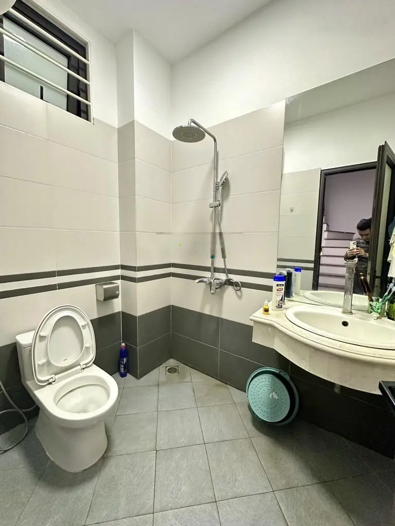 Lạc Long Quân Cầu giấy - nhà đẹp như mới - tặng full nội thất - vài bước ra phố 48m2 nhỉnh 8tỷ