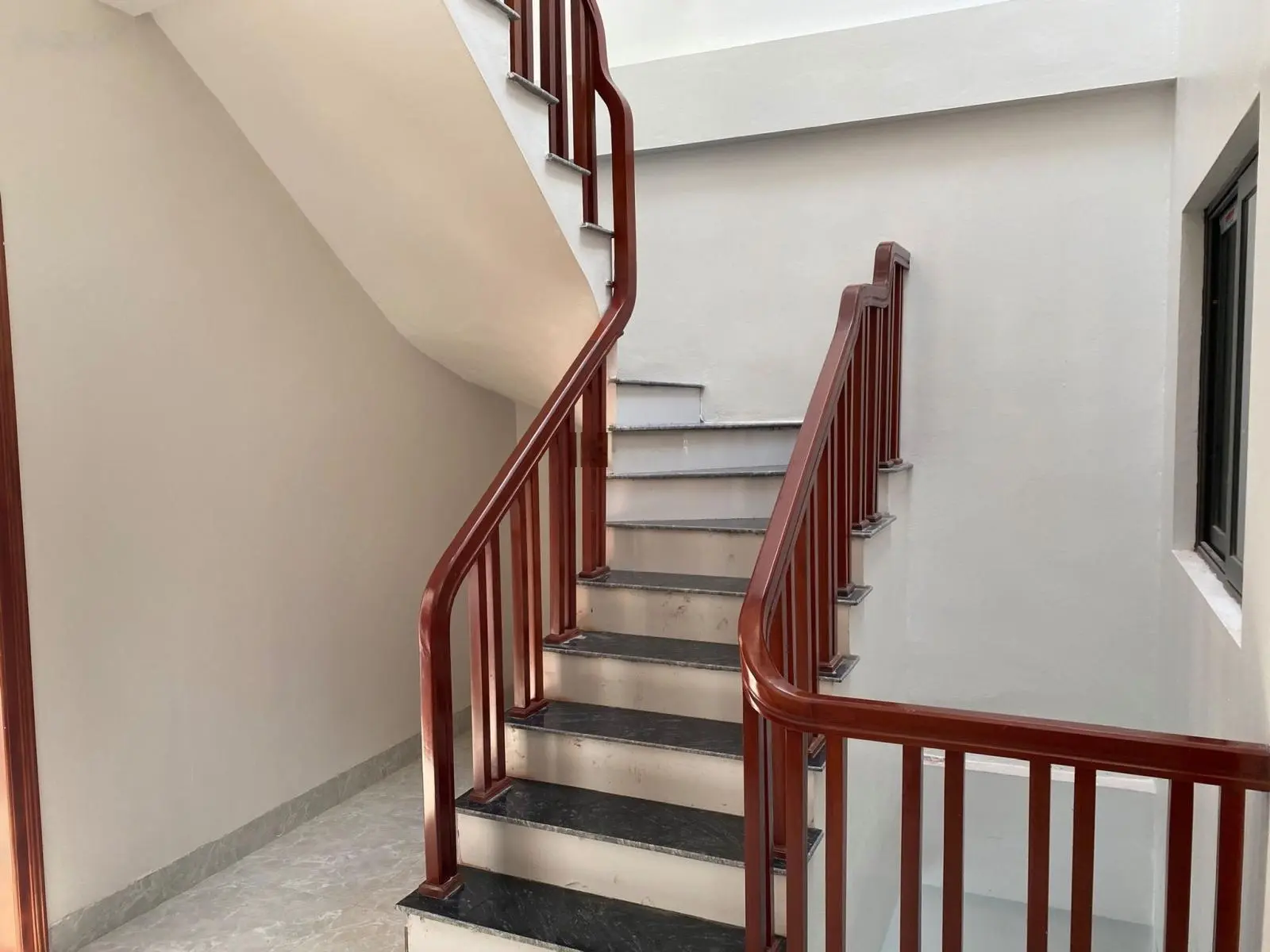 Bán nhà 3 tầng xây mới 40/563 đường Điện Biên cạnh khu Bãi Viên - TP Nam Định (đường ô tô vào nhà)