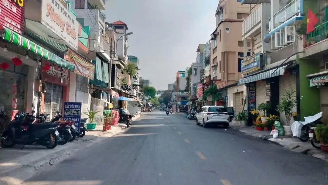 Cần bán nhà mặt tiền trần văn đang quận 3 ..ngang 4,8 m 4 phòng ngủ 4 vệ sinh giá 6,5 tỷ