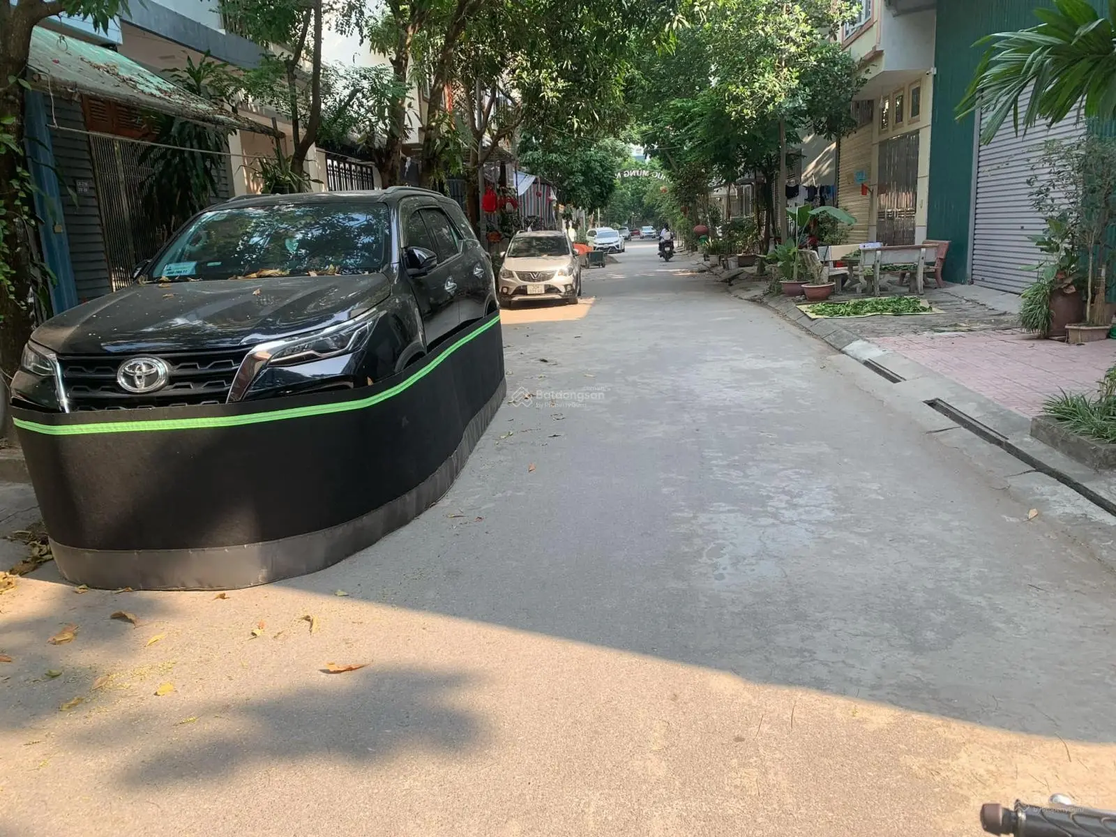 Phân lô - vỉa hè - công viên bên sườn