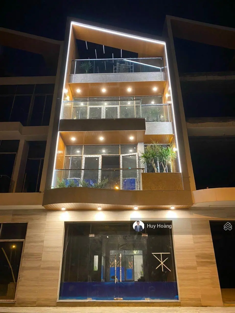 Chính chủ cần bán nhanh căn shophouse 3,5 tầng view Pháo Hoa. Diện tích 144m2. Cách sông Hàn 150m2