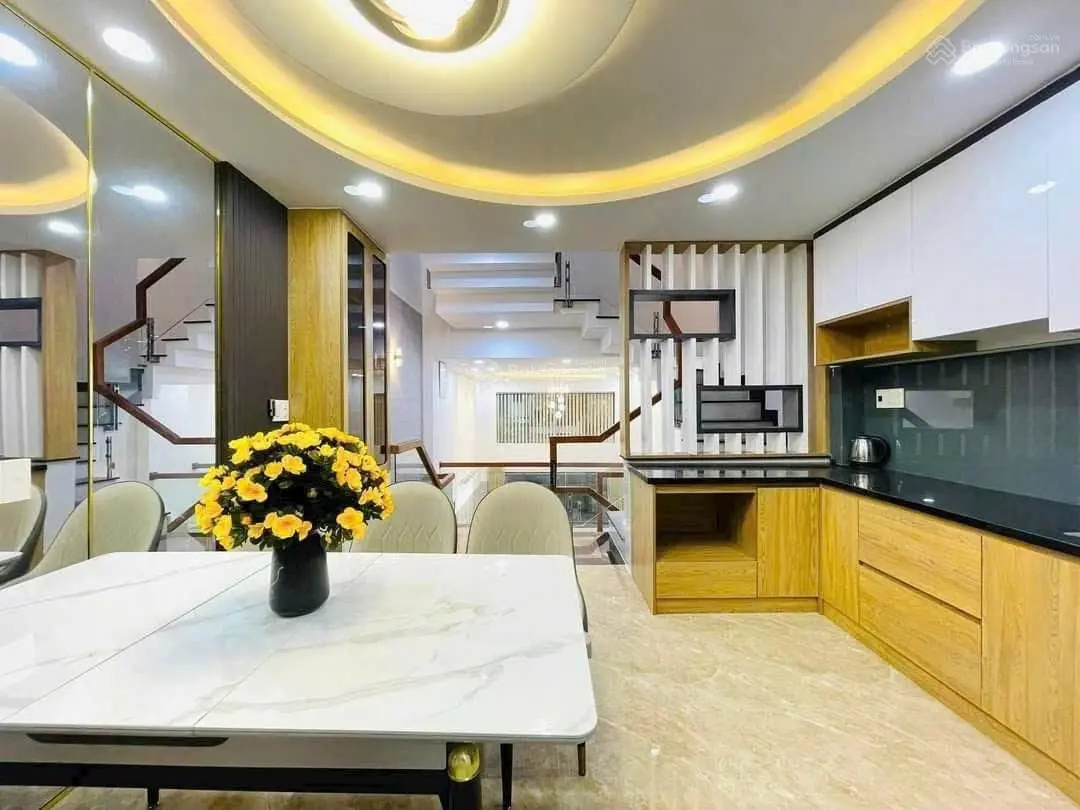 Bán nhà 60m2 đường Số 13 gần hồ bơi Vân Đồn, Q4 giá 3 tỷ 180. Xây 1 trệt 4 lầu - có 5 phòng ngủ