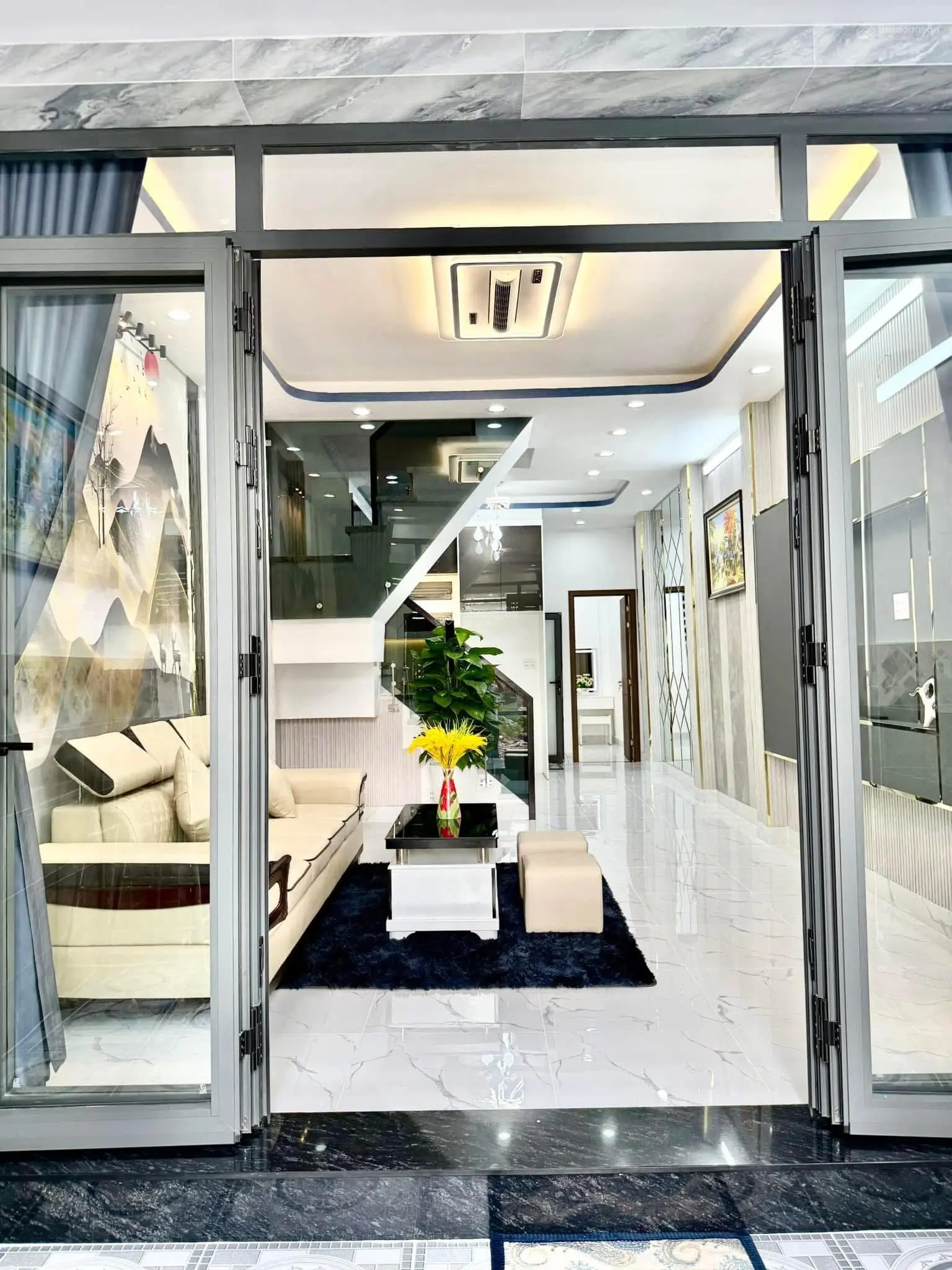 Nhà sổ hồng riêng chỉ 1 sẹc - có phòng tầng trệt cho người lớn tuổi