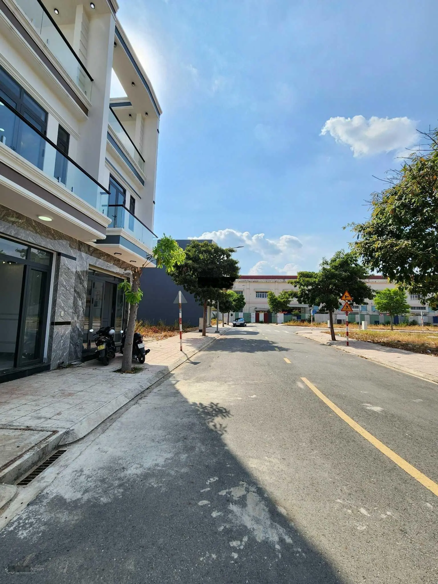 Bán nhà view công viên gần chợ Đông Đô 300m