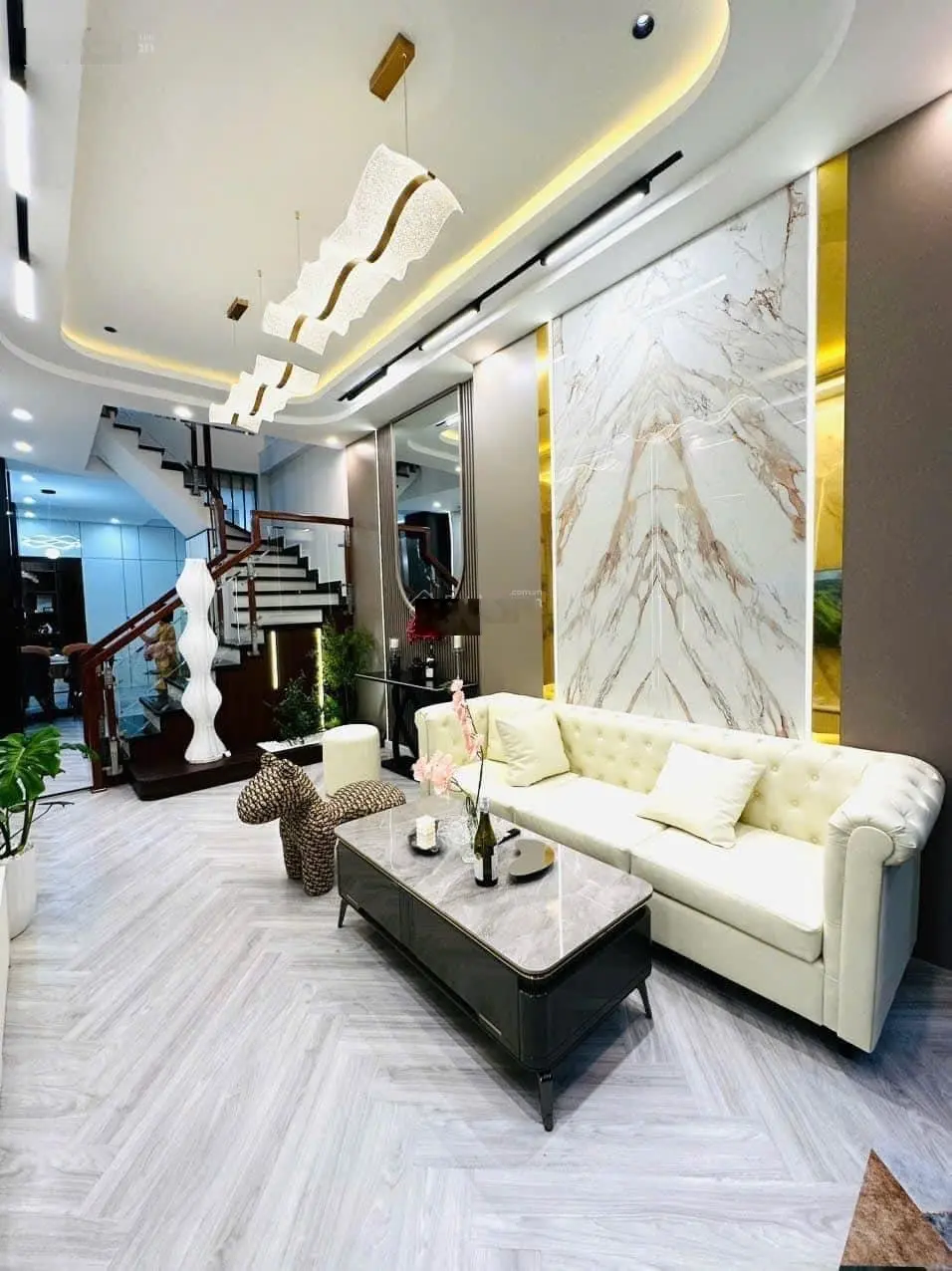Cần bán gấp nhà Lý Chính Thắng, p8, quận 3. Giá 3,1 tỷ. Sổ hồng riêng, nhà mới bao đẹp