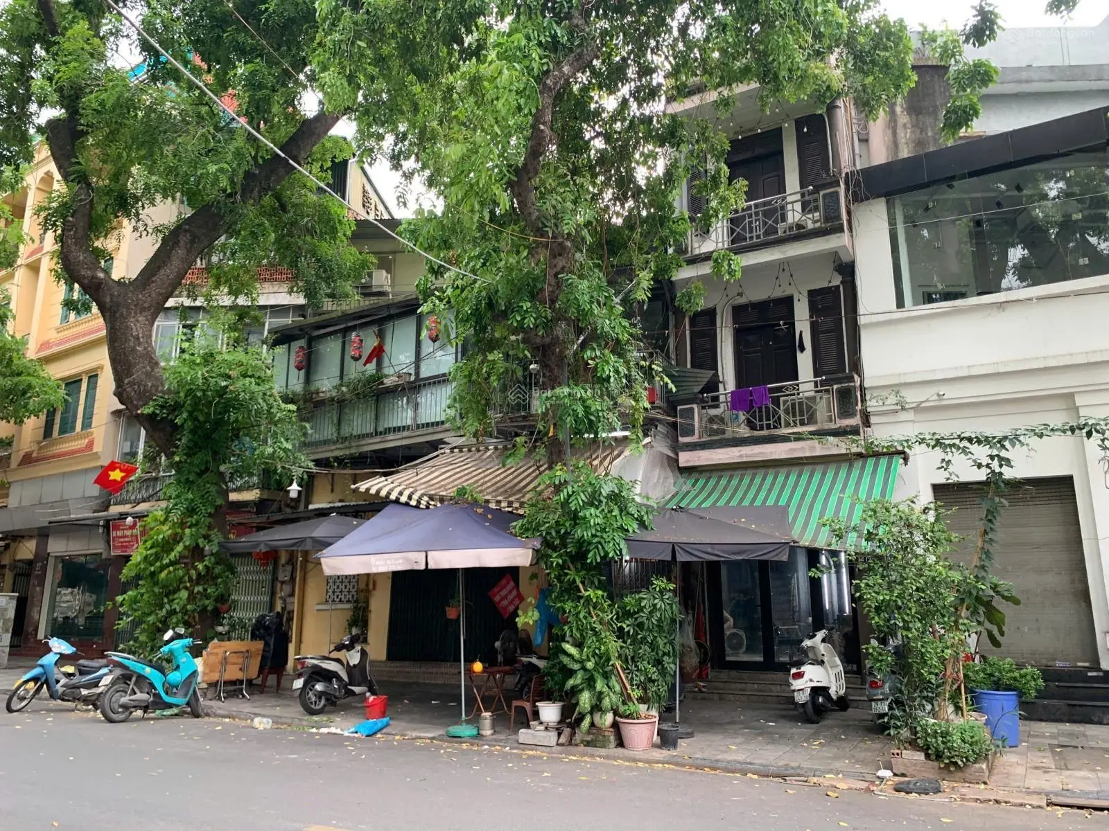 Bán nhà mặt phố 3 tầng trung tâm quận Hoàn Kiếm HN ô tô dừng đỗ thoải mái, sổ cất két