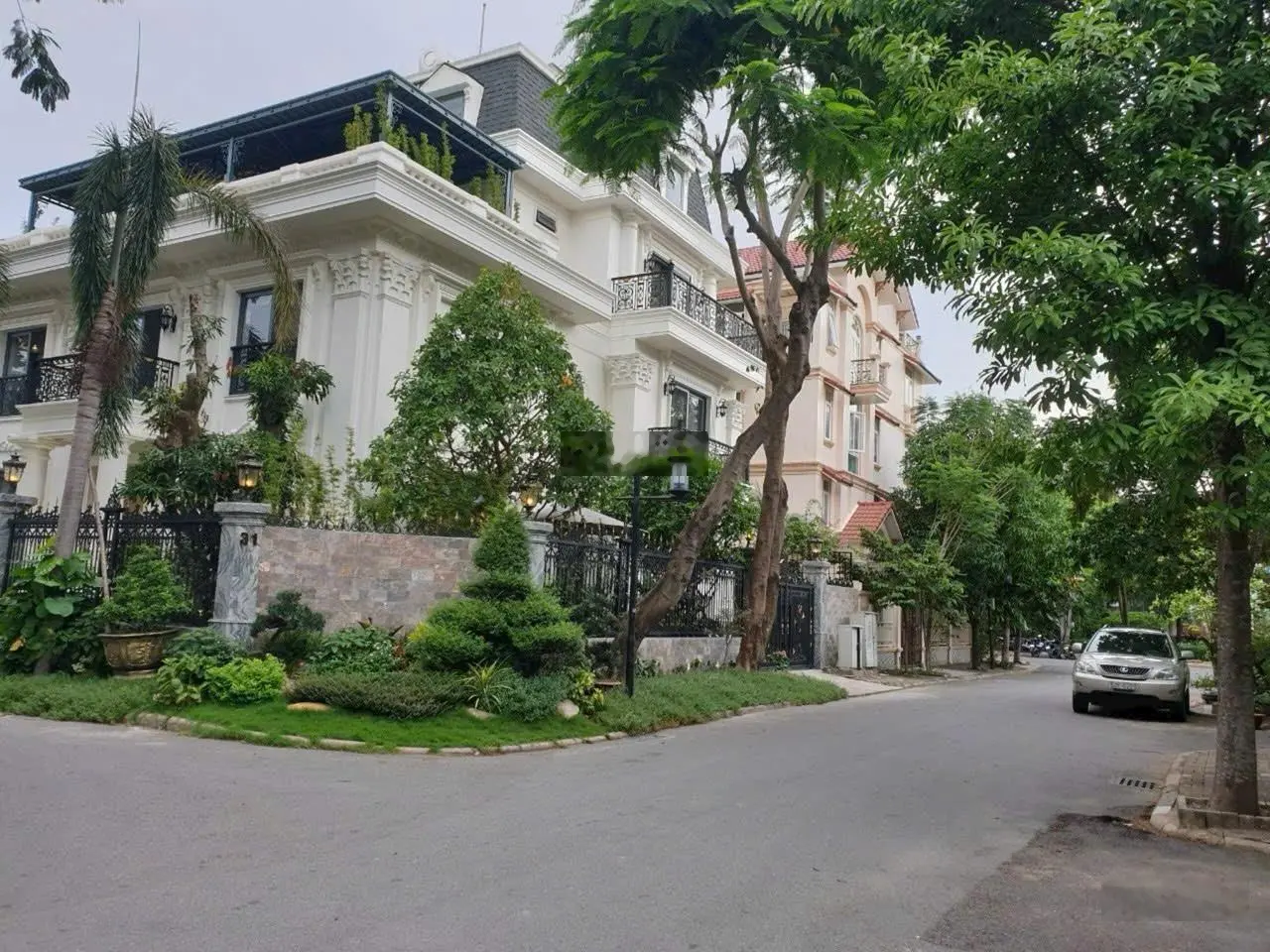 Bán Biệt Thự Nam Thông 3 - Phú Mỹ Hưng, Quận 7. DT 342m2, DTSD 541m2. 5PN , có sân vườn, hầm