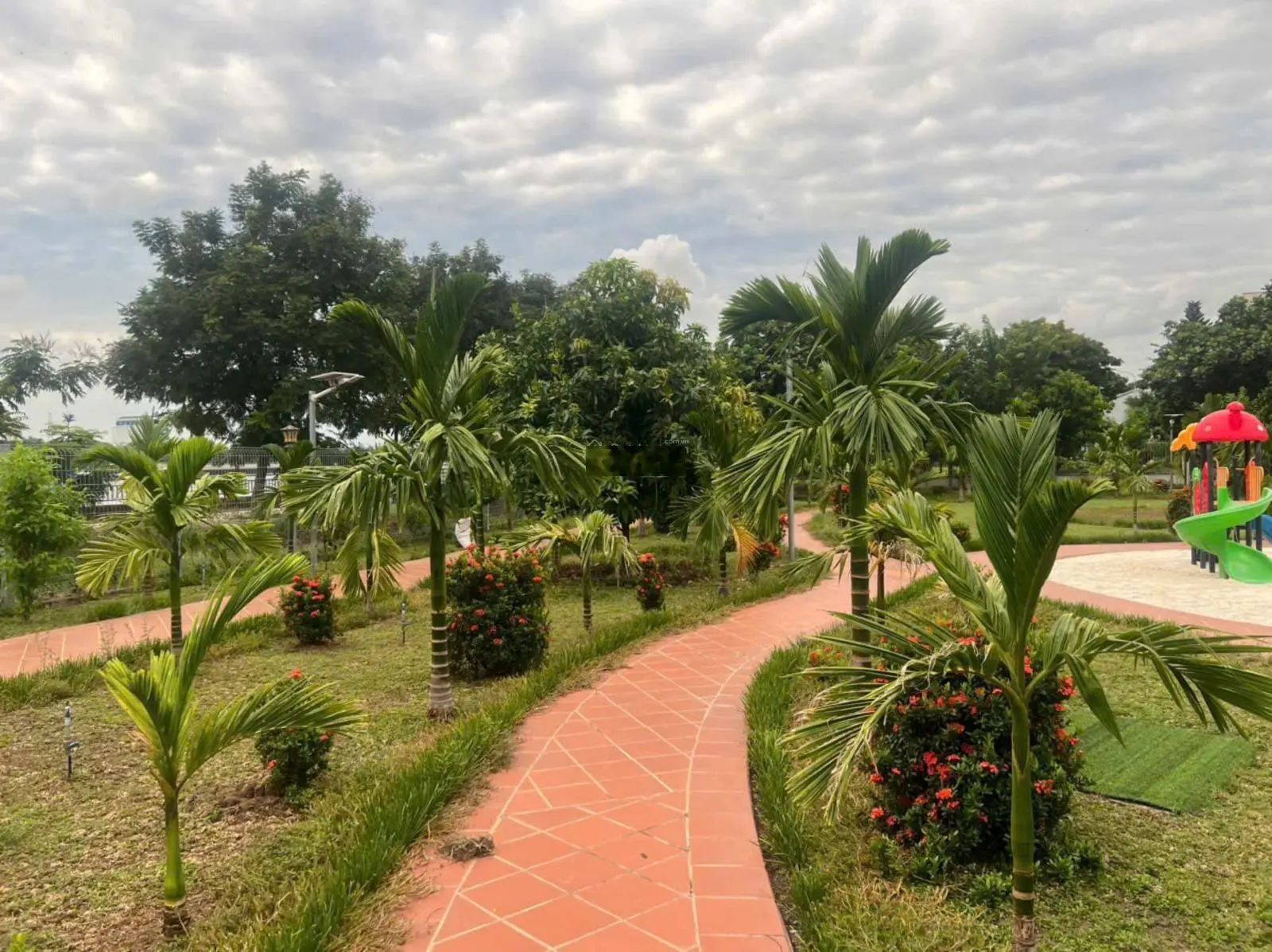 Đất DA mặt tiền Nguyễn Văn Kỉnh 20m sau lưng UBTP Thủ Đức đối diện Hồ Sinh Thái, dt 7x19m, sổ hồng.
