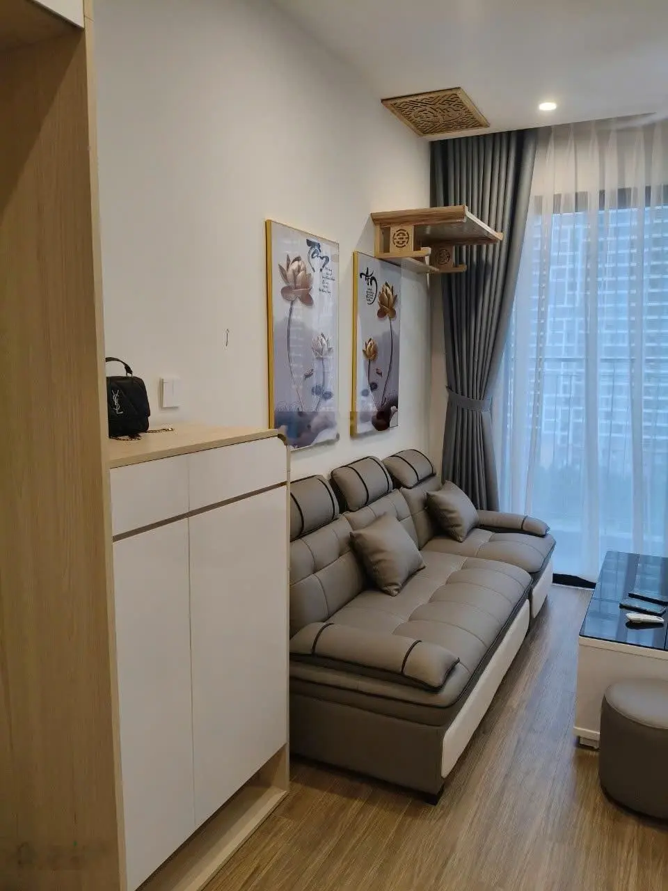 Chính chủ cần bán căn 2N2VS 53m2 full đồ , toà P1 tầng trung hướng tây nam view bể bơi,quảng trường
