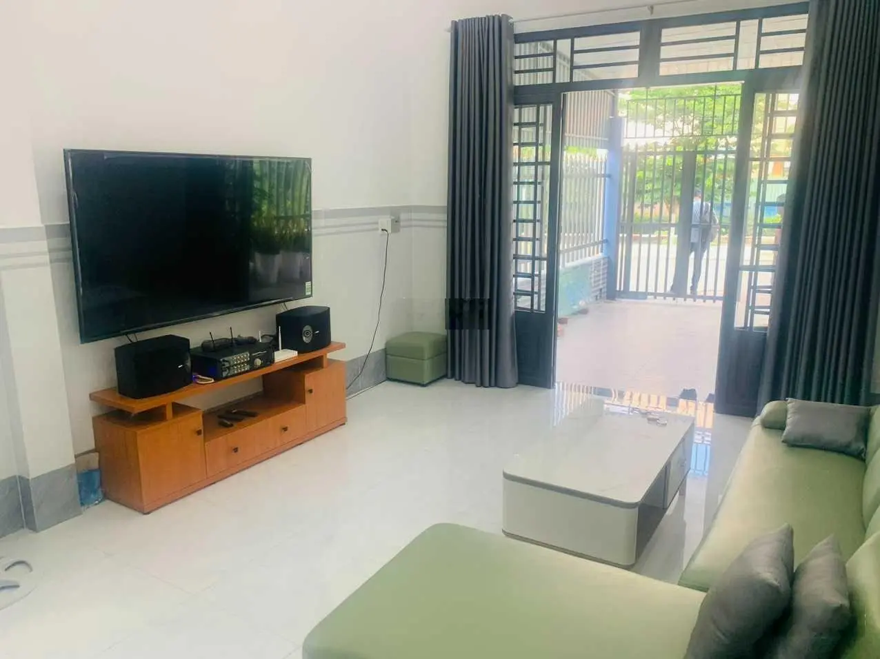 Bán nhà đối diện trường tiểu học Cần Giuộc, đường lớn sầm uất. Giá tốt