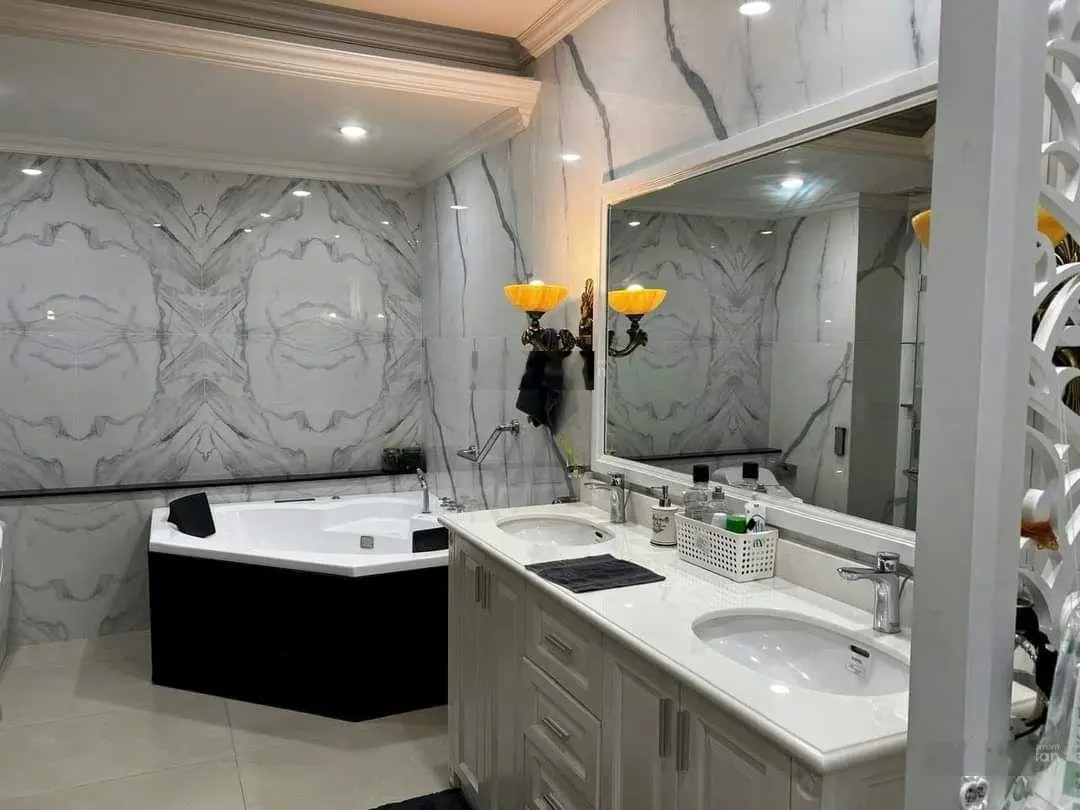 Chủ cần tiền bán lại biệt thự vip trong trung tâm hành chính TP Dĩ An, Bình Dương. DT 550m2. Giá rẻ