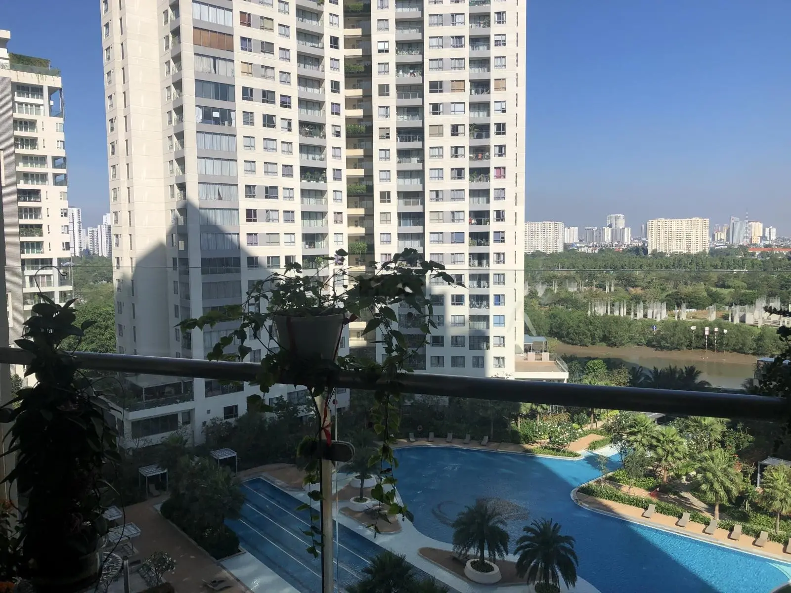Bán gấp 2PN tháp Bora view trực diện hồ bơi + 1 góc sông- đầy đủ nội thất -chỉ 7.3 tỷ bao thuế phí.