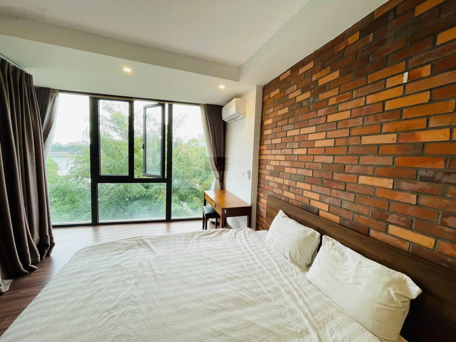 Tòa nhà bán ở mặt hồ 6 tầng tuyệt đẹp xe hơi đỗ thoải mái, vỉa hè rộng thanh bình và lãng mạn