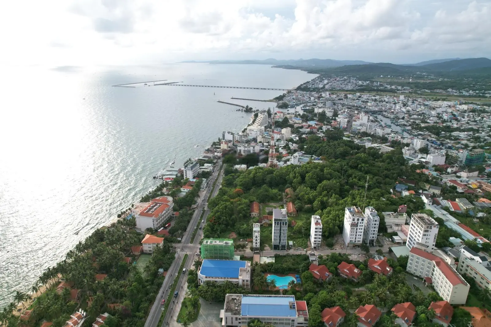 Hàng hiếm, đất đẹp nhất PQ, view biển. Lô góc 2 mặt tiền, cách biển 50m, QH 8 tầng. Ngay trung tâm