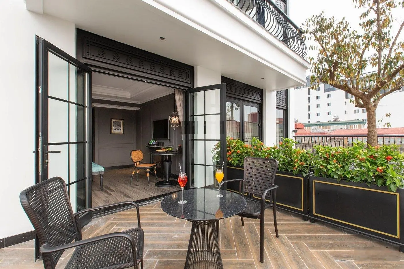 Bán khách sạn mặt phố Hàng Bè 300m2 x 12 tầng, MT 9m - 61 Phòng kinh doan - 1 hầm- có bar- bể bơi