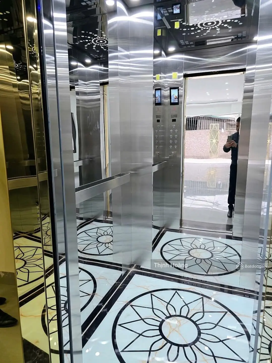 Nhà gần Aeon Long Biên 6 tầng thang máy, ô tô 7 chỗ vào nhà, ngõ ô tô tải thông giá tốt