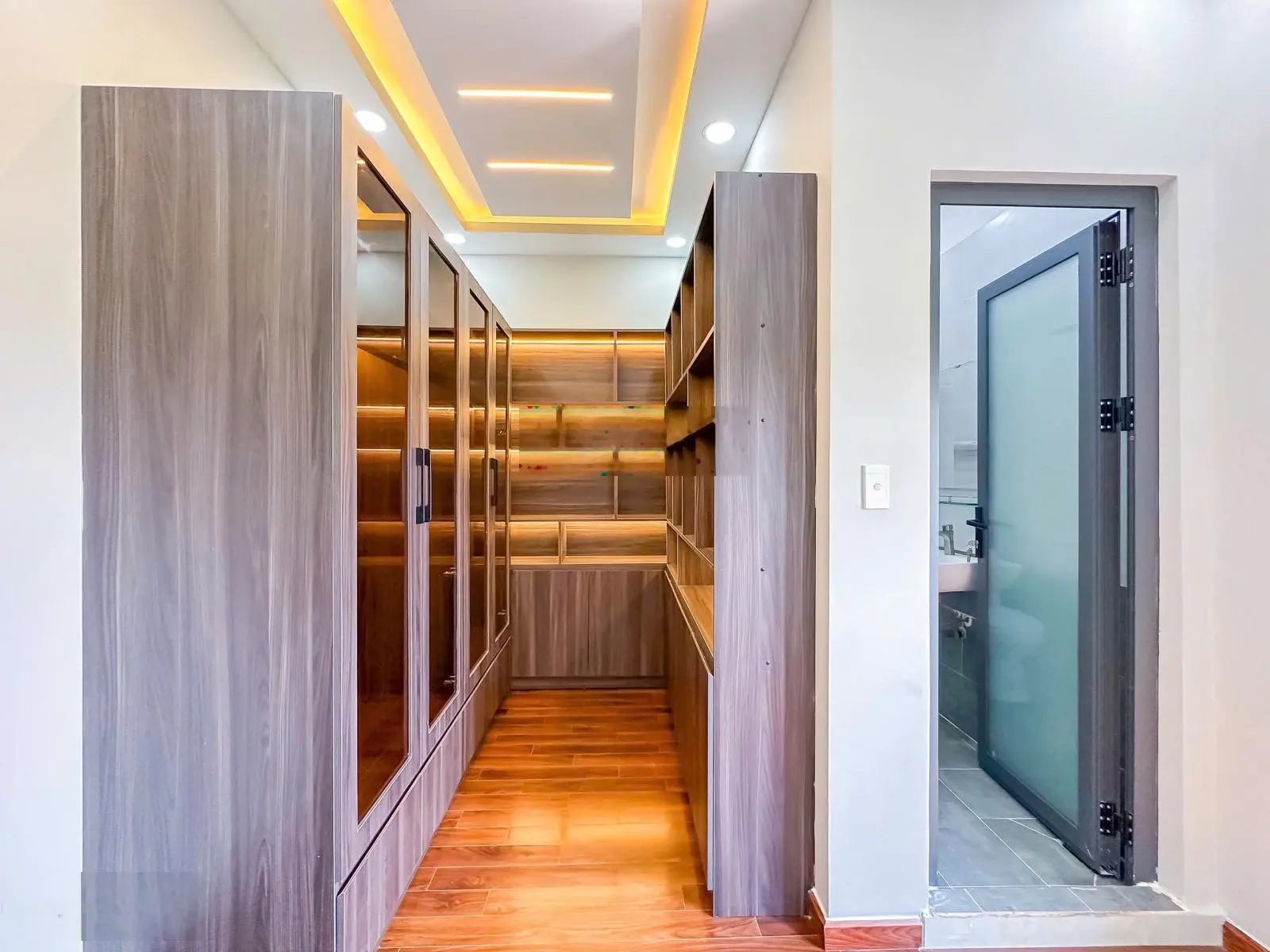 Bán nhà sổ riêng 60m2 hoàn công 3 tầng đầy đủ nói thất gần quận 7 chỉ 300m