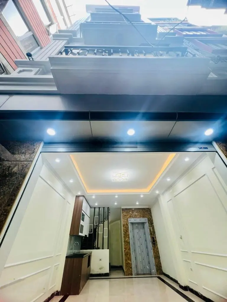 Bán nhà cầu giấy, 6 tầng thang máy - lô góc - ngõ thông - mới koong, 40,4 m2, giá 10,9 tỷ.