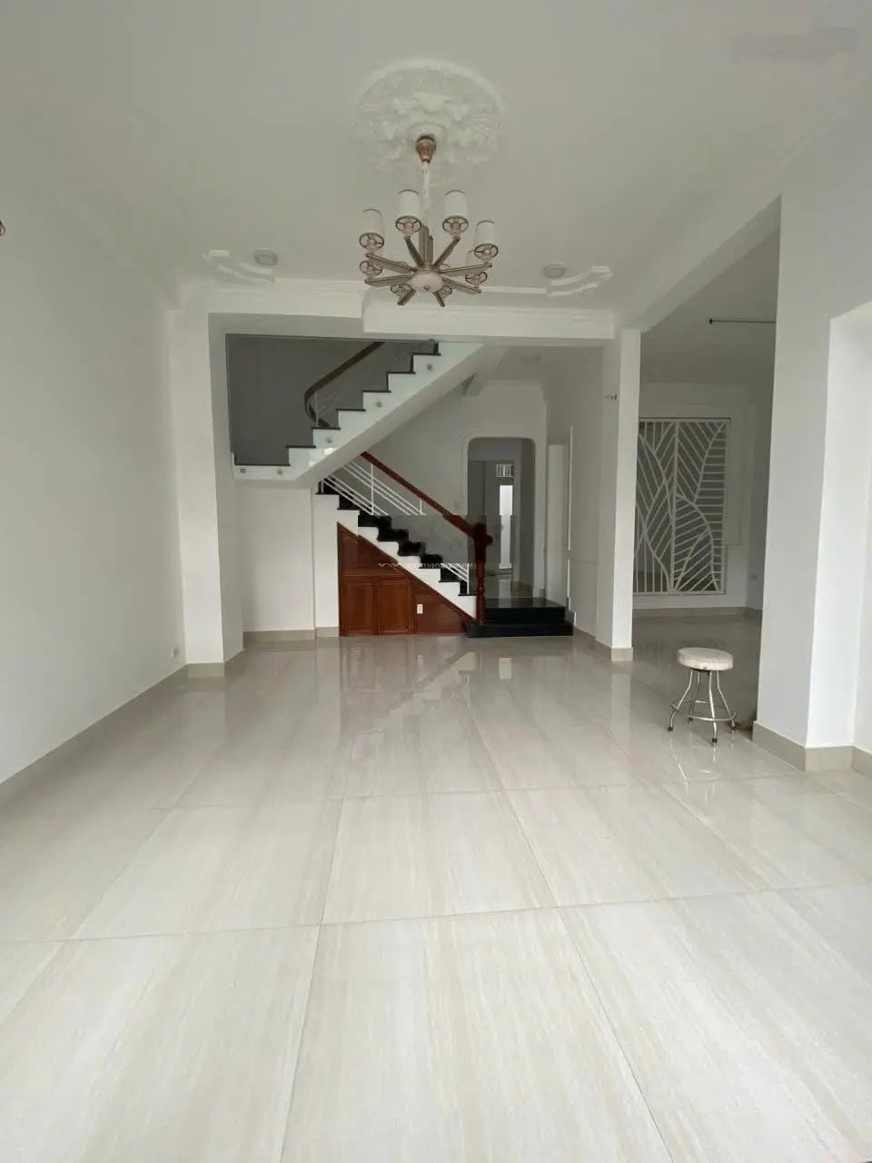 Cách mặt tiền Đinh Bộ Lĩnh vài căn: DT sàn: 245m2, vuông vức. Giá: 19.8 tỷ (thương lượng)