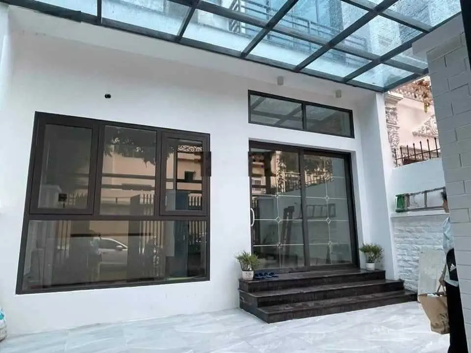 Bán biệt thự sân vườn Cầu Giấy, 106m2, 4 tầng thang máy, gara ô tô, vỉa hè rộng, 23.8 tỷ