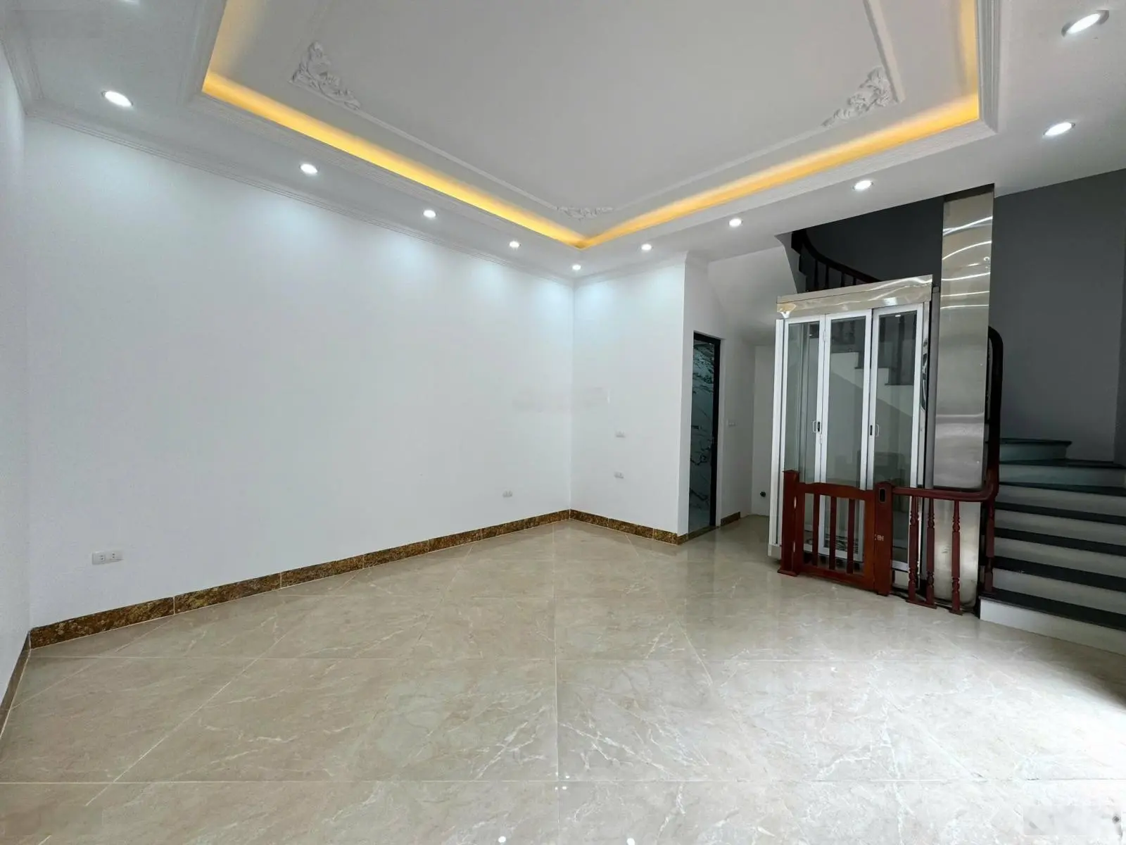 Bán nhà riêng tại Lê Trọng Tấn, 9,5 tỷ, 33m2,sử dụng 49m, 4PN + 4WC,ô tô vào tận cửa, Thang Máy xịn