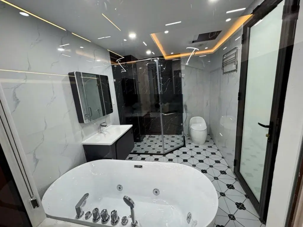 Chính chủ bán nhà đẹp fun nội thất cầu thang máy phố trạm long biên hà nội 60m2