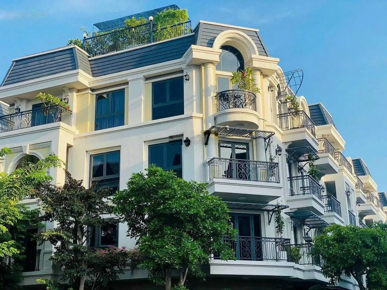 Giá gốc CĐT chiết khấu 2,7tỷ - 6tỷ, Chỉ 15.5 tỷ/ căn đã có sổ hồng, nhận nhà. Pkd CĐT 0911 011 ***