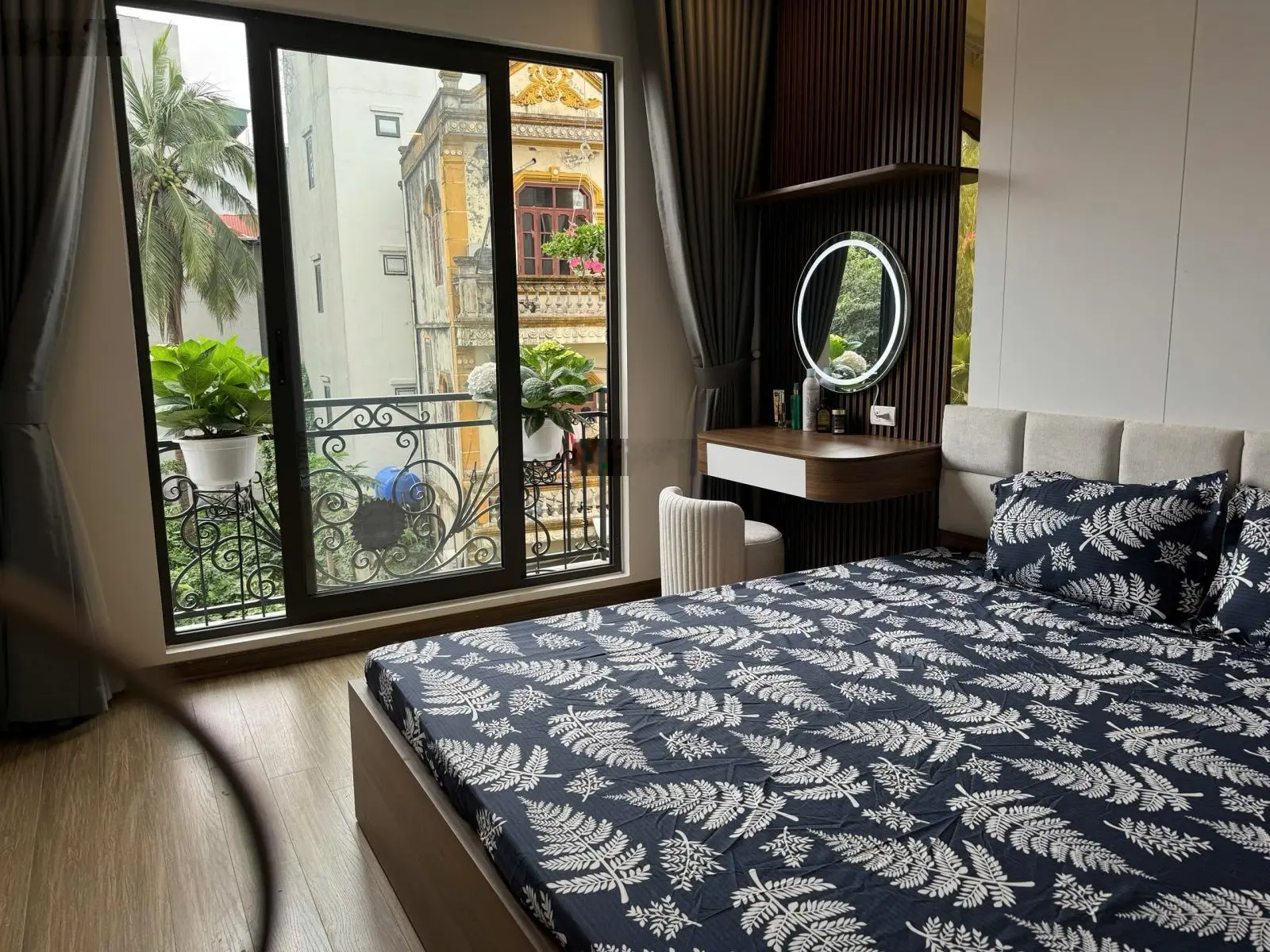 Nhà đẹp tại nguyễn văn cừ-phường ngọc lâm.full nội thất ngõ oto thông oto vào nhà.