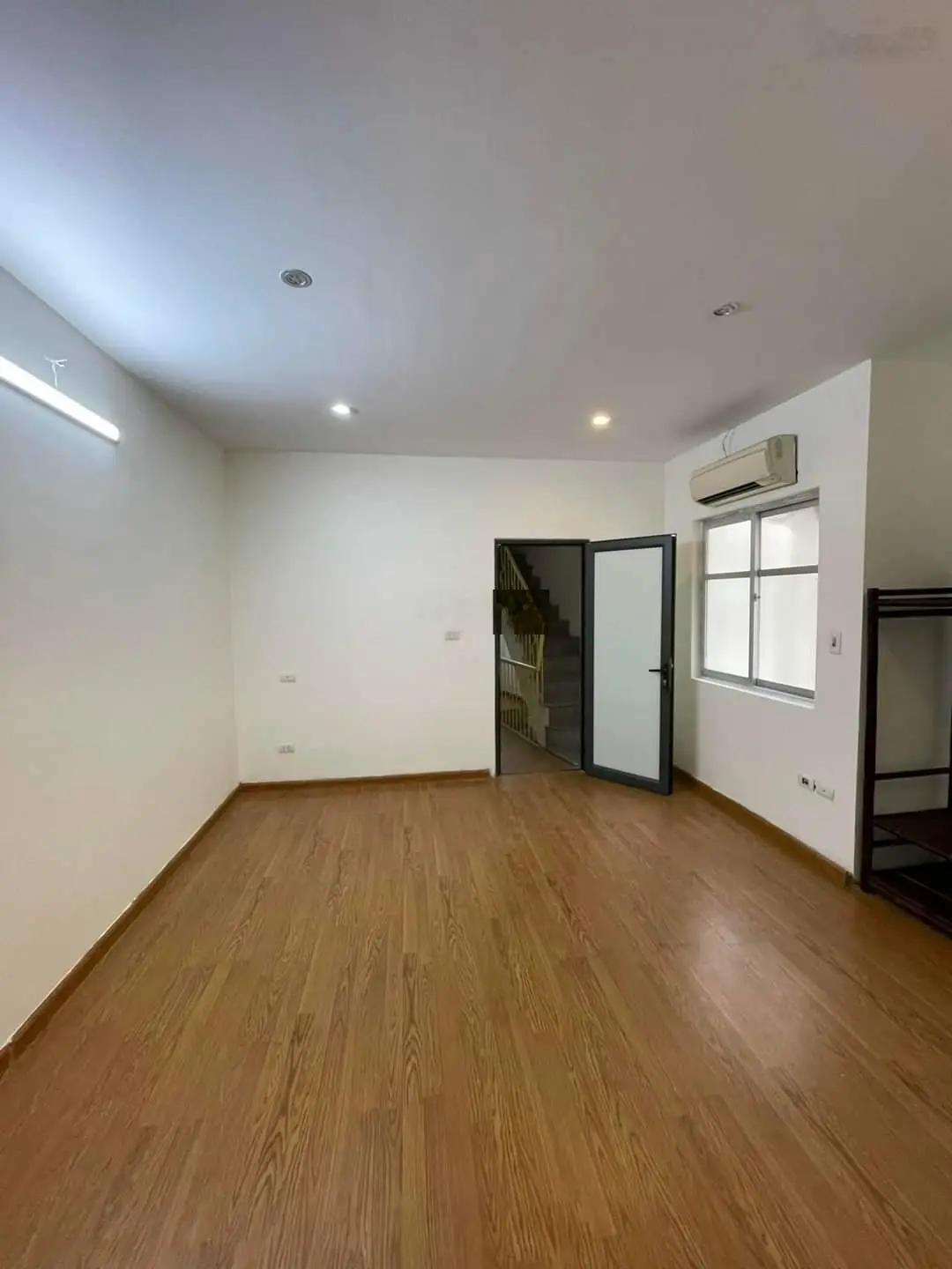 Nhà mặt ngõ Phố Thanh Nhàn, Hai Bà Trưng: 33m, mặt tiền 4m 5,75 tỷ.