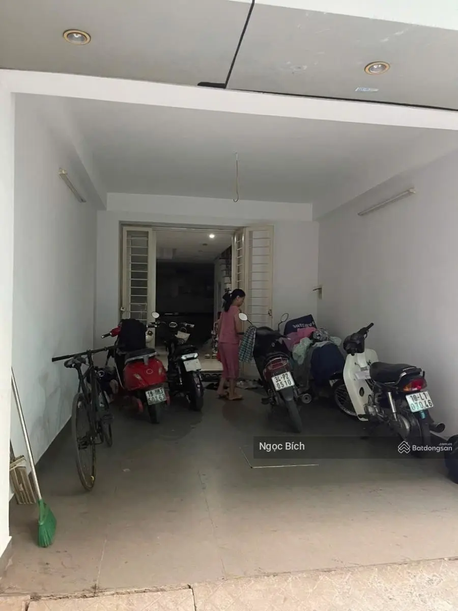 Lê Trọng Tấn - ô tô vào nhà - gần phố - nhà dân xây chắc chắn, kiên cố - Sổ đỏ vuông đẹp