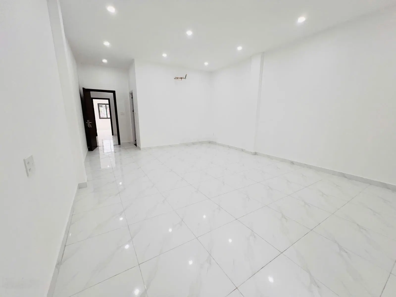 Bán nhà trung tâm TP. Tân An, đường Trà Quý Bình, gần VPCC Phạm Thị Hiên, kết cấu 4L + sân thượng