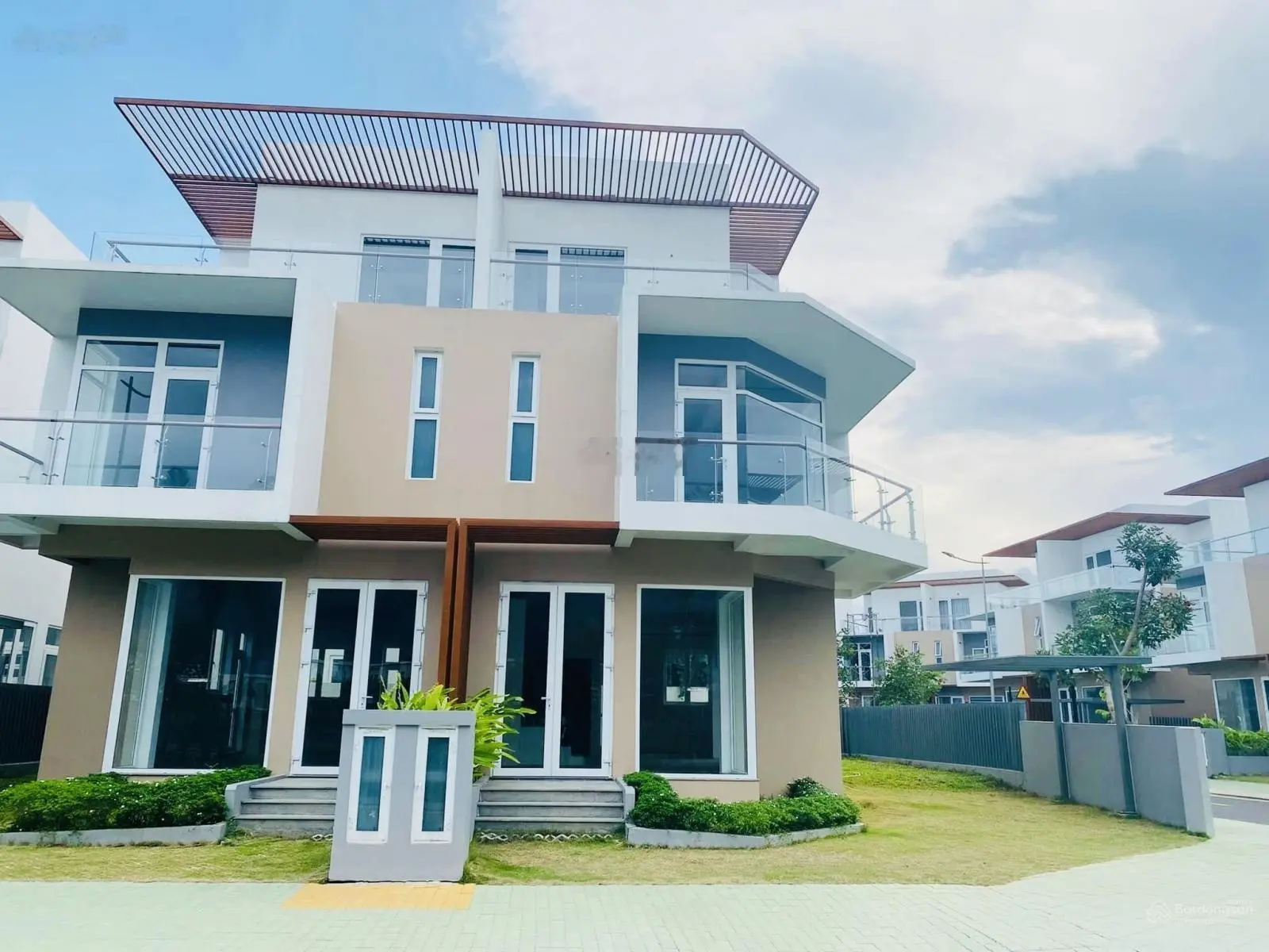Bán nhà phố trệt 2 lầu 90m2 Dragon Village, đã có sổ hồng giá chỉ 5.x tỷ, LH 0938 030 ***