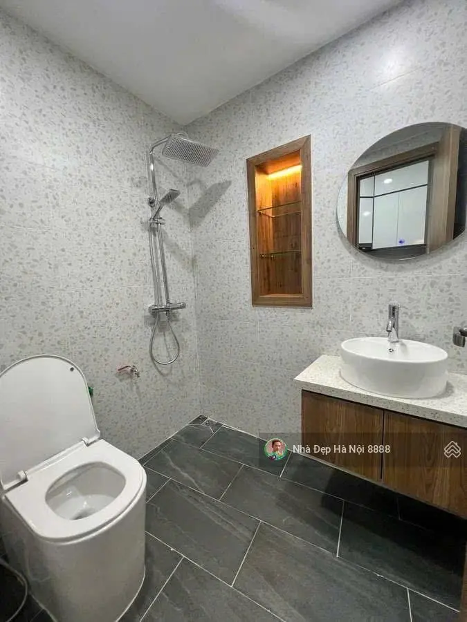 Chỉ cách hồ 20m một căn nhà mới xây kiêu hãnh vươn lên giữa lòng phố 6 tầng, thang máy mặt tiền 4m