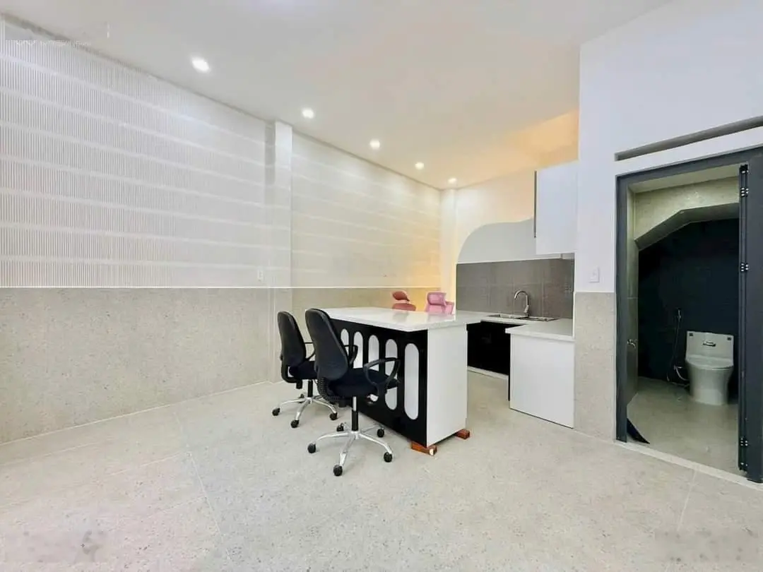 Bán gấp nhà đang cho thuê 29tr/th ở Bùi Hữu Nghĩa-P5-Q5. DT 74,8m giá 3tỷ86 cách chợ Hoà Bình 300m