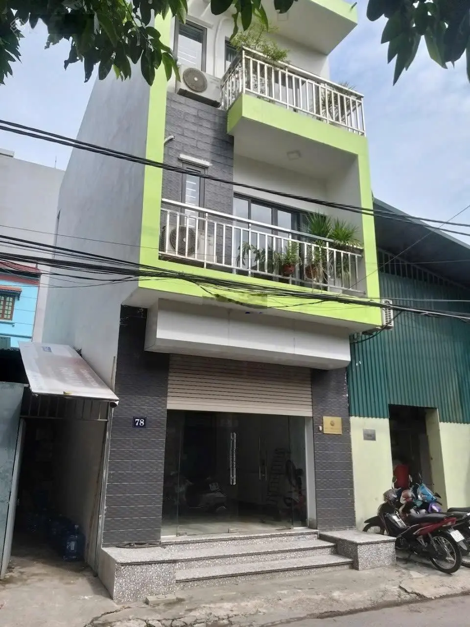Bán nhà mặt phố Giang Biên - LB - HN DT 55 M2. MT 4,5m, kinh doanh giá 10,8 tỷ