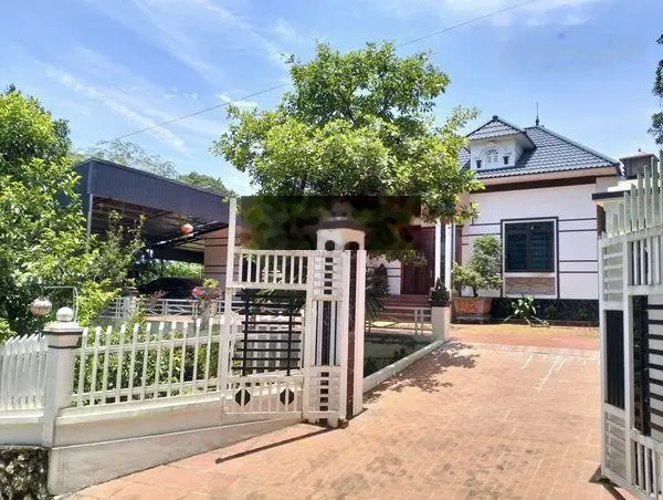 Bán mảnh đất sẵn nhà biệt thự mái Thái mới xây, view đẹp như tiên cảnh, 900m2 chỉ 2.7 tỷ